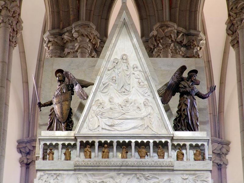 Detalhe do topo da estrutura existente no altar